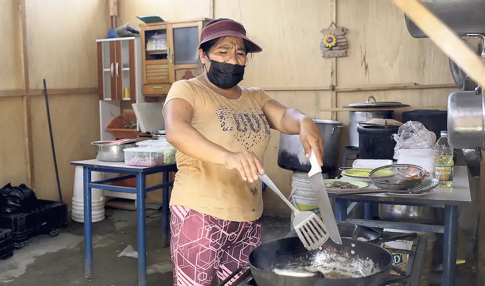 Sin recursos. El pescado y la sangrecita han reemplazado a la carne y el pollo en la comida que preparan las ollas comunes para los más pobres de Lima. Foto: Gerardo Marín/ La República