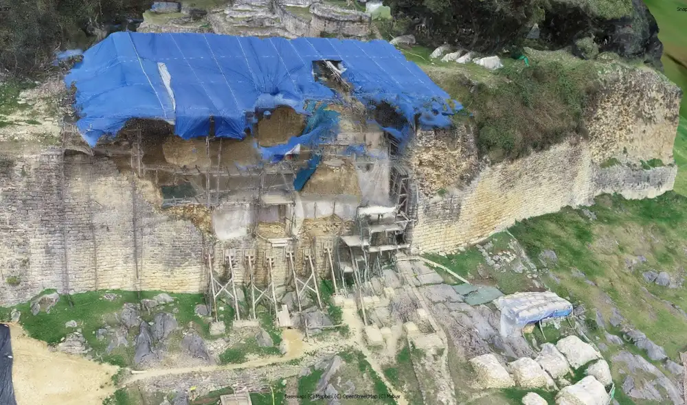 Frontis de Kuélap en 2019. Hasta hoy no cierran el cráter. La deforestación aceleró los derrumbes. Foto: difusión. Frontis de Kuélap en 2019. Hasta hoy no cierran el cráter. La deforestación aceleró los derrumbes. Foto: difusión.