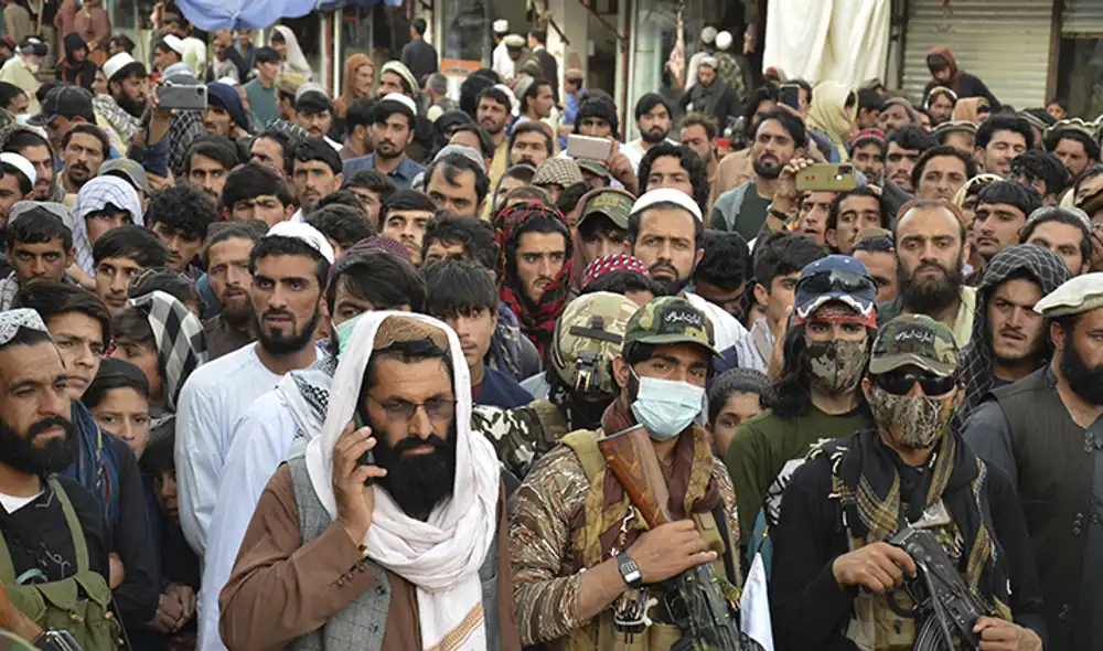 Manifestantes toman parte en una protesta contra los ataques aéreos paquistaníes en Khost. Foto: AFP