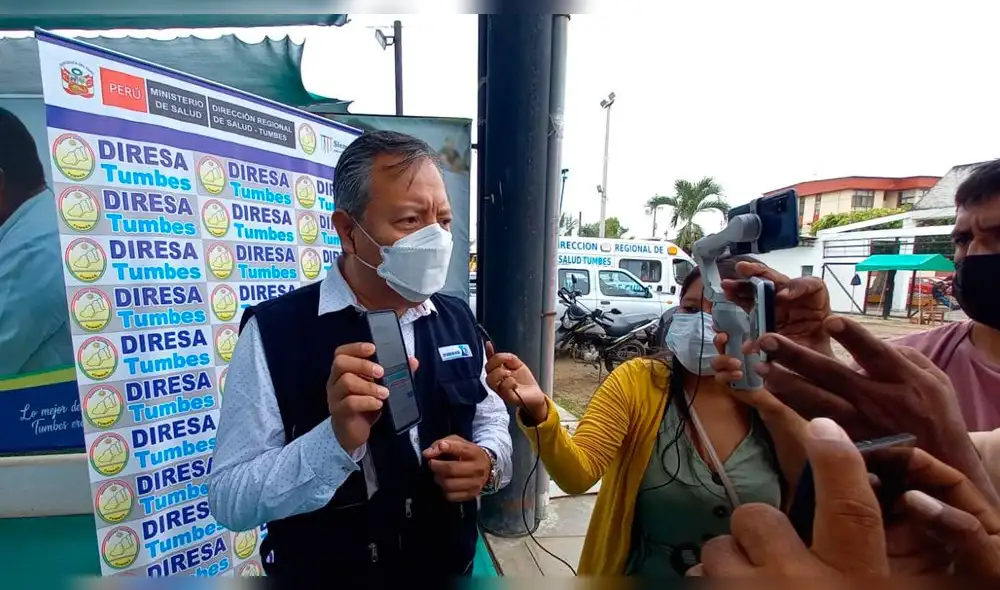 Titular de la Diresa Tumbes, Rommel Gonzáles, muestra primer aplicativo digital sobre aplicación de vacunas. Foto: Diresa Tumbes. Titular de la Diresa Tumbes, Rommel Gonzáles, muestra primer aplicativo digital sobre aplicación de vacunas. Foto: Diresa Tumbes.