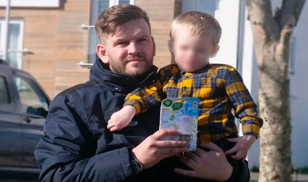 Dale Hart con su hijo de dos años en Inglaterra. Foto: The Sun