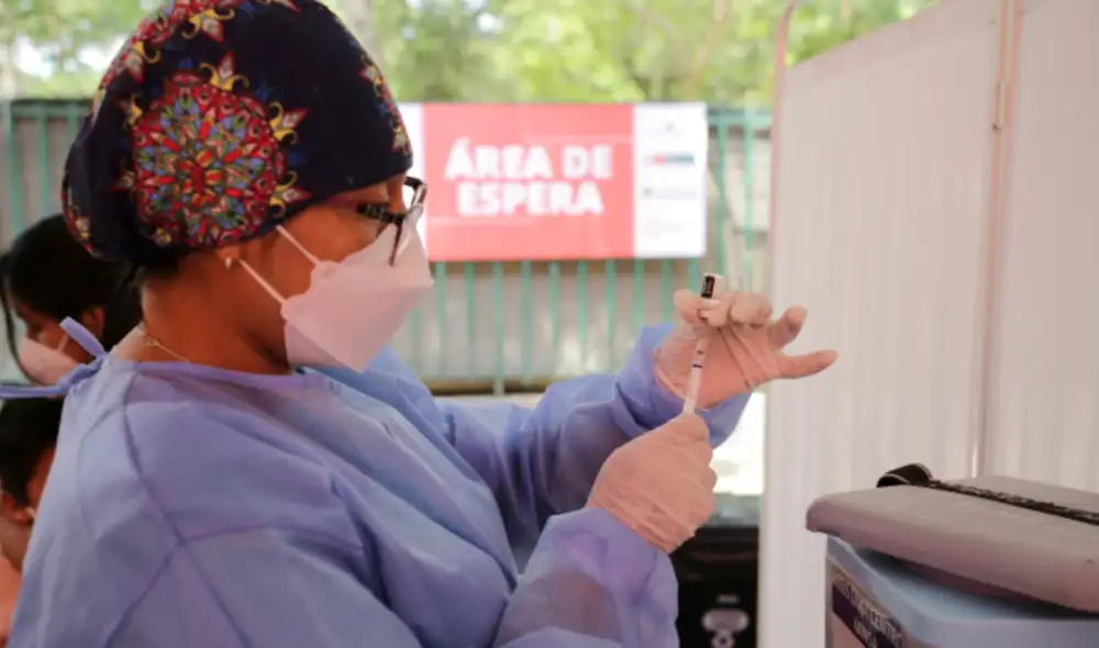 Continuar con la vacunación será clave para el retiro de mascarillas del uso diario, como dijo el ministro de Salud. Foto: John Reyes Mejía/LR.