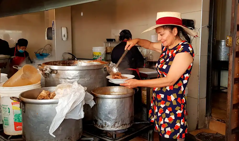 La labor para la preparación de los caldos comenzó a la una de la madrugada. Foto: URPI/Wilder Pari