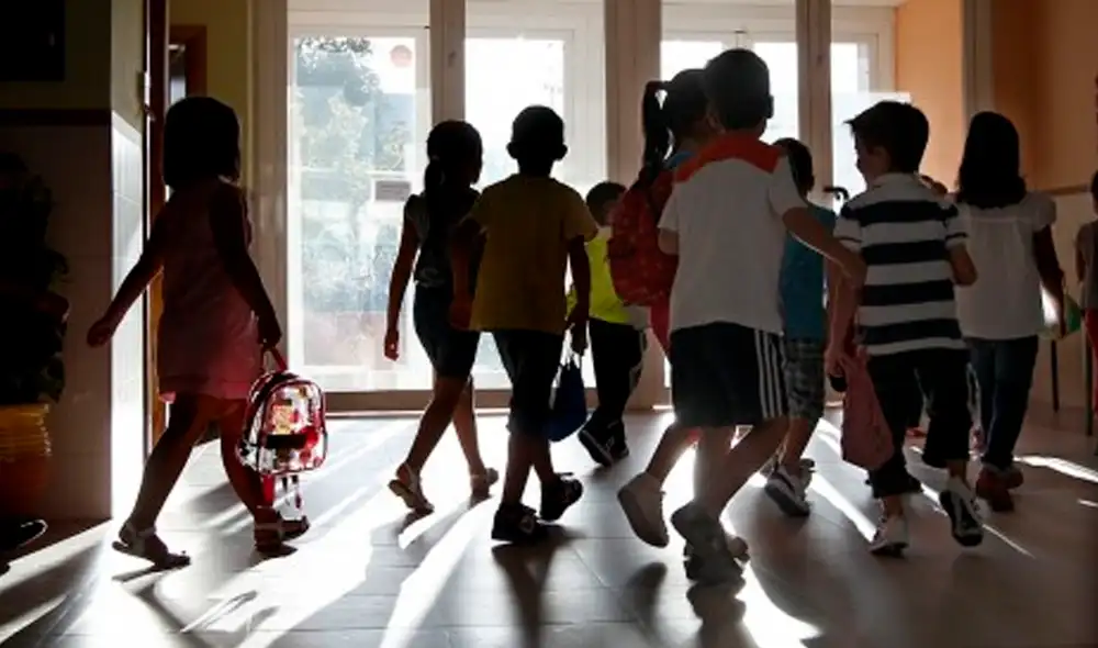 Las madres de los niños no culpan a la pequeña que llevó la bebida al jardín, sino a sus padres que no le enseñaron que esa bebida “no es para niños”. Foto: EFE / referencial