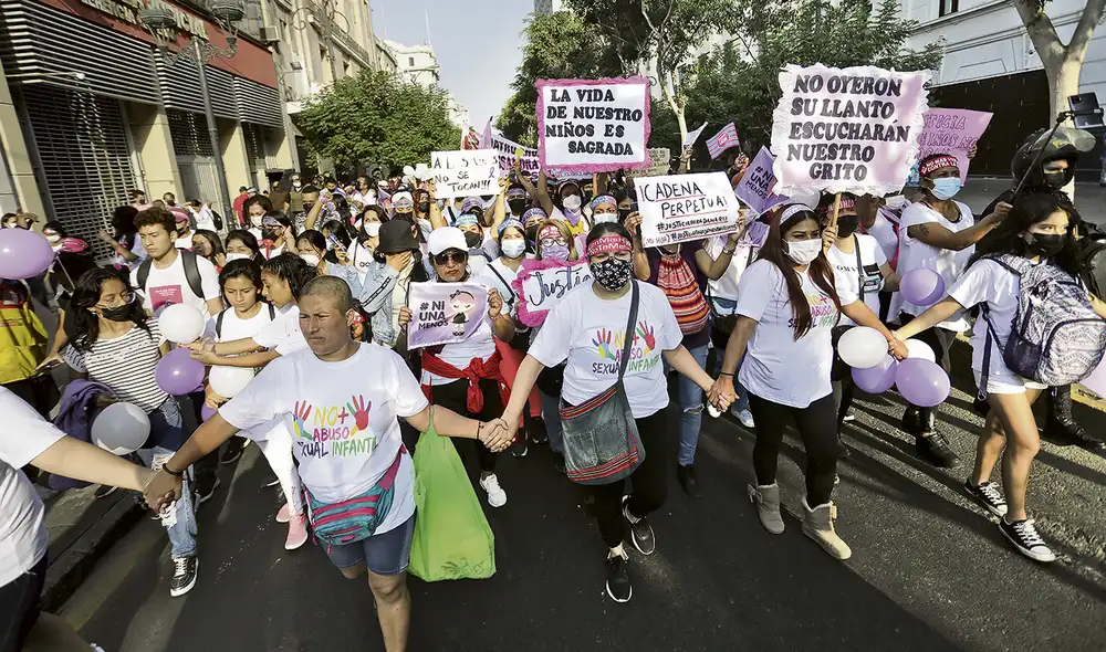 Alzan su voz. Ciudadanos marcharon ayer en el Centro de Lima para exigir justicia tras la agresión sufrida por una niña en Chiclayo. Que no quede impune. Alzan su voz. Ciudadanos marcharon ayer en el Centro de Lima para exigir justicia tras la agresión sufrida por una niña en Chiclayo. Que no quede impune.