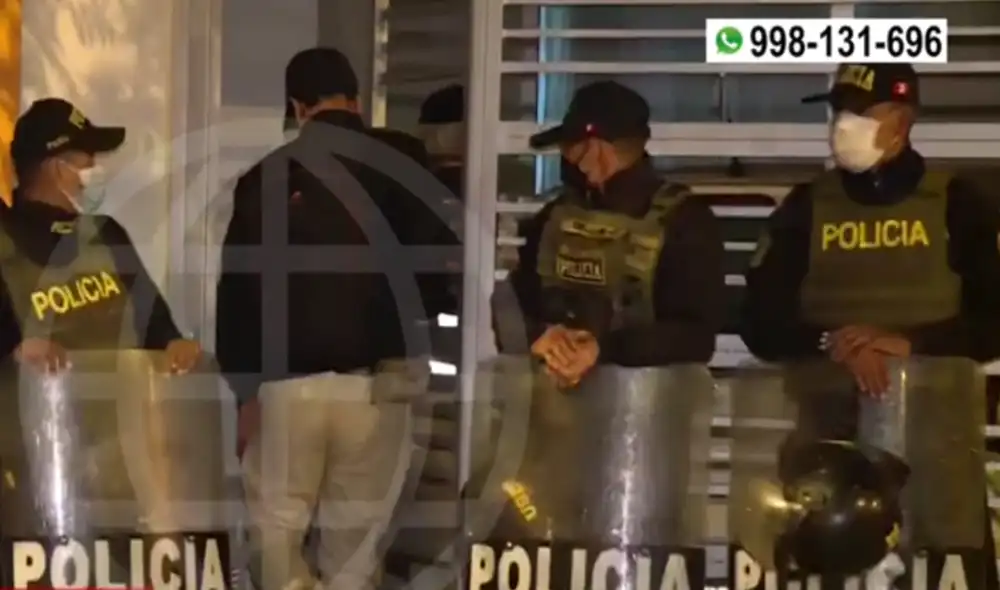 Policías allanaron casa del fiscal provincial de Lima Sur, Ricardo César Rojas León, por su relación con casos de corrupción judicial. Foto: América TV