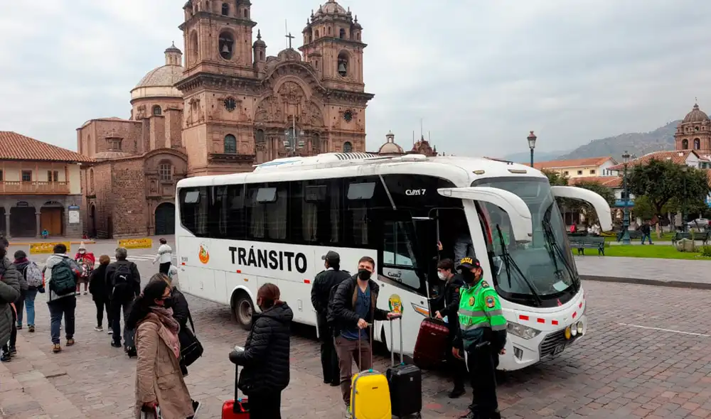 Se organizan caravanas para llevar a los pasajeros hacia el aeropuerto, a fin de que no pierdan sus vuelos. Foto: La República