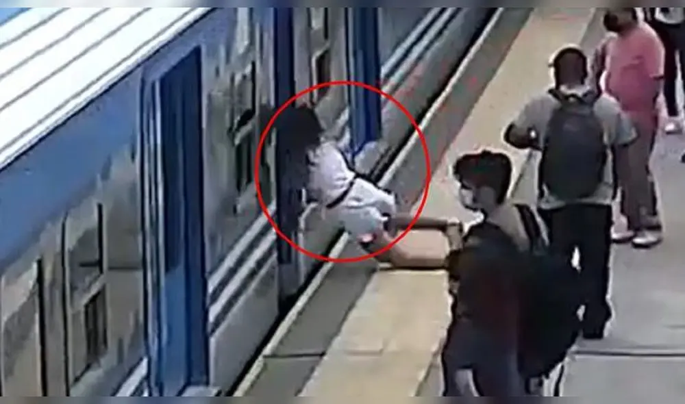 La joven cayó a los rieles del tren en movimiento. Video: Ferrocarril Belgrano Sur La joven cayó a los rieles del tren en movimiento. Video: Ferrocarril Belgrano Sur