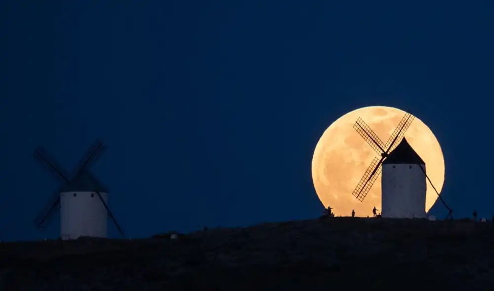 La luna llena de abril, también popular por el nombre de luna rosa, brilló el pasado sábado 16. Foto: Javier Belver / EFE