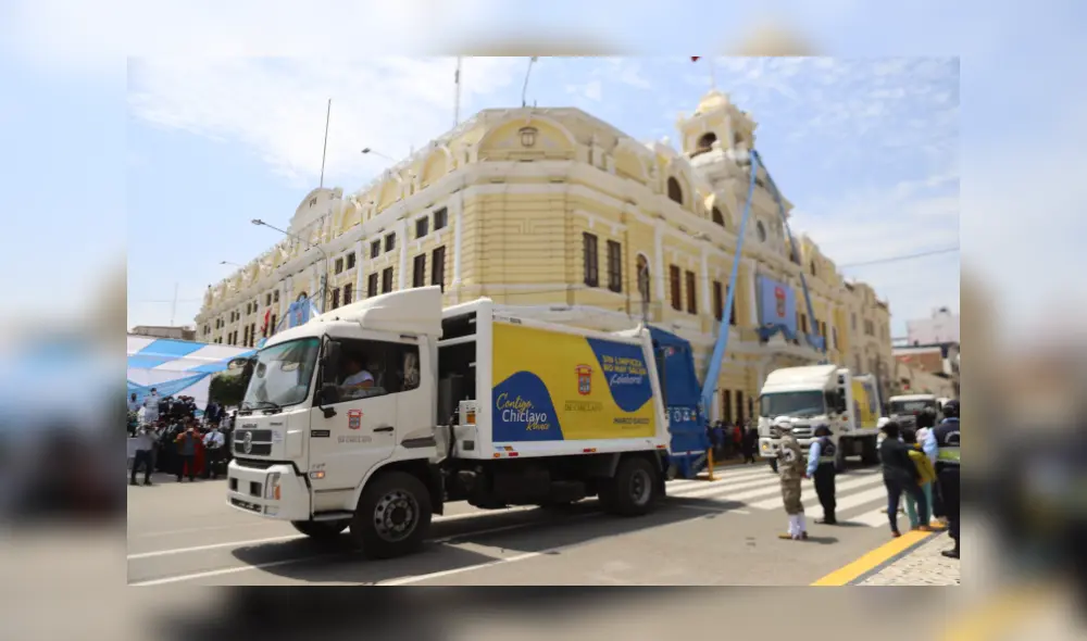 En la ceremonia por el aniversario de Chiclayo se exhibieron algunas compactadoras. Foto: Clinton Medina/ La República