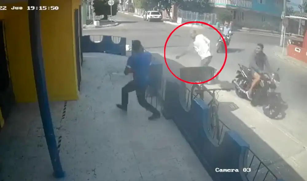 El malhechor intenta perseguirlo, pero se da cuenta que su objetivo se le escapó y que le será muy complicado atraparlo. Foto y video: captura- Twitter El malhechor intenta perseguirlo, pero se da cuenta que su objetivo se le escapó y que le será muy complicado atraparlo. Foto y video: captura- Twitter