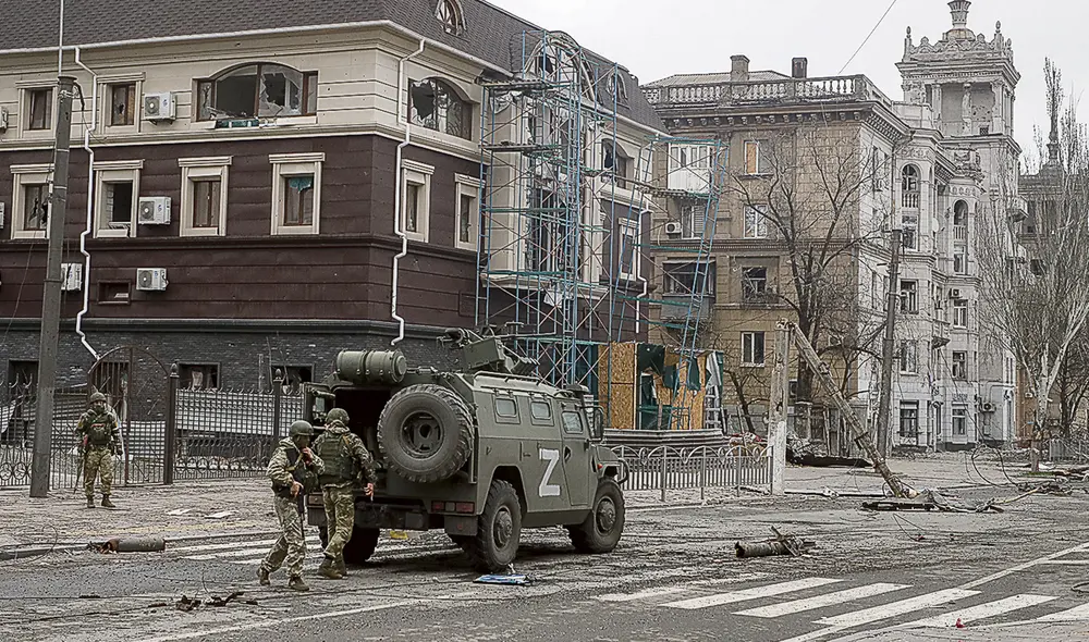 Asedio. Cadáveres y escombros en las calles de Mariúpol. Foto: EFE
