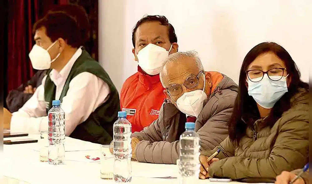 Reunión. Premier Aníbal Torres y ministro de Mincetur, Roberto Sánchez, escucharon los reclamos de los gremios cusqueños en Gercetur Cusco. Foto: La República