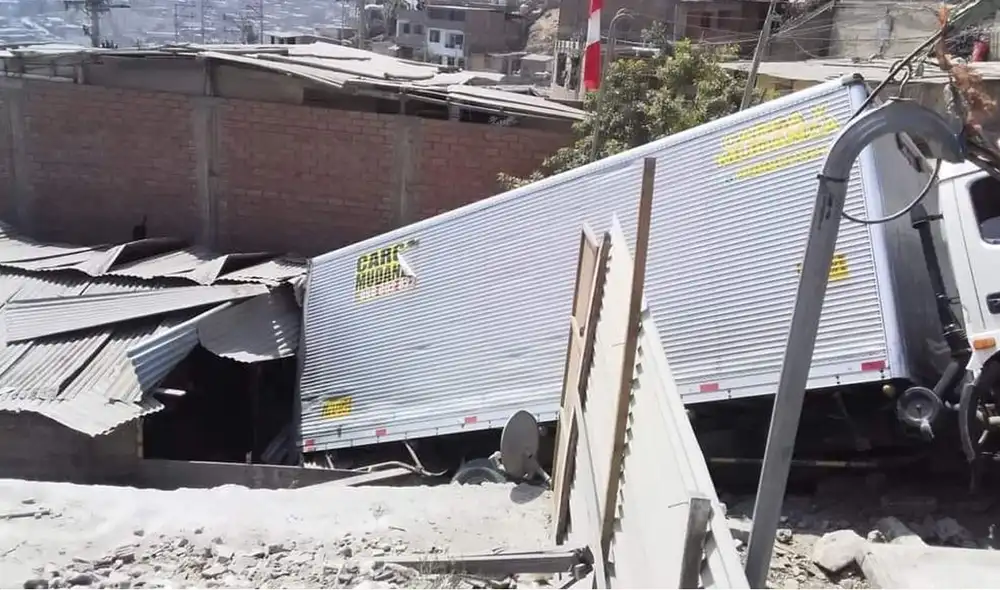 Camión dañó vivienda. Foto: captura