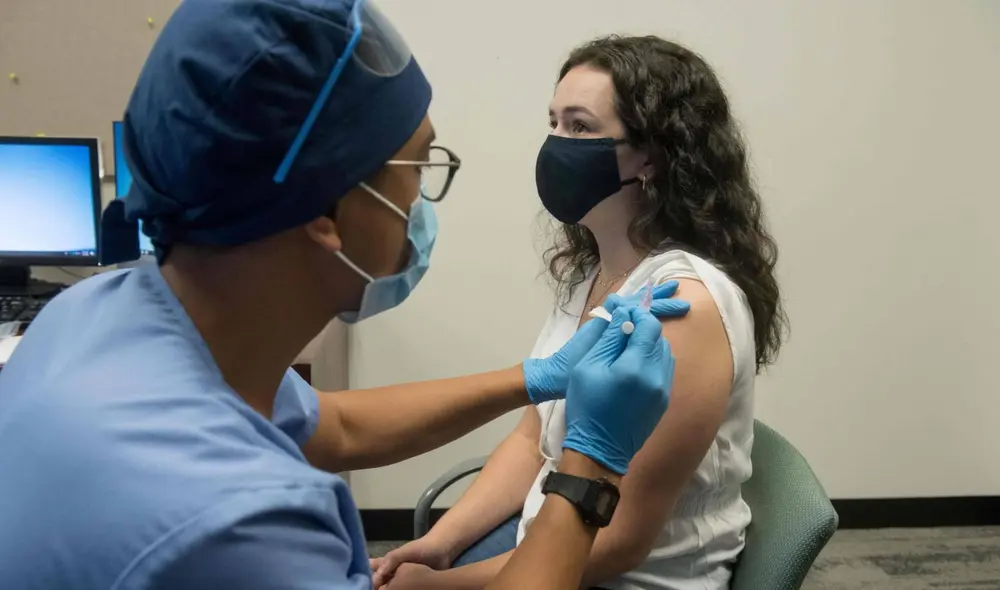 La pirexia encabeza la lista de diez efectos adversos que son comunes en adultos y niños luego de las vacunas COVID-19 de Pfizer y Moderna en España. Foto: AFP