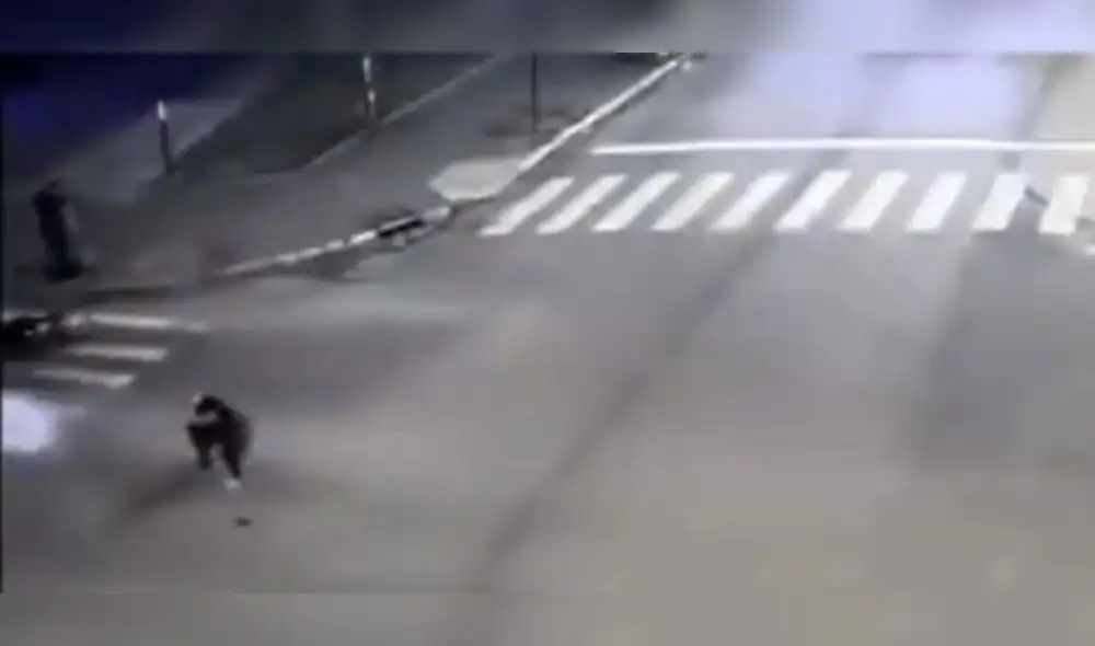 De acuerdo a versiones de los testigos, hubo un intercambio de disparos. Video: Cámaras de seguridad de Rosario