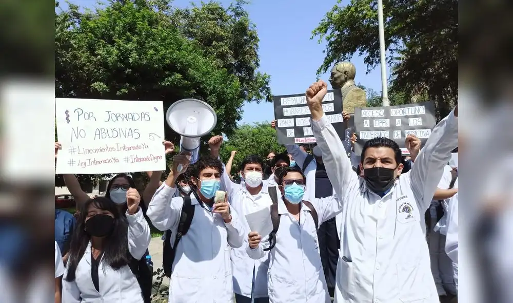 Internos de medicina piden que se apruebe una ley más justa. Foto: Y. Goicochea Internos de medicina piden que se apruebe una ley más justa. Foto: Y. Goicochea