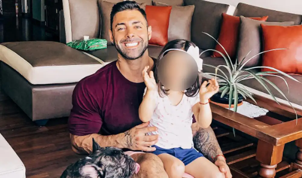 Sebastián Lizarzaburu alista a su pequeña hija para que asista al colegio. Foto: Instagram Sebastián Lizarzaburu alista a su pequeña hija para que asista al colegio. Foto: Instagram