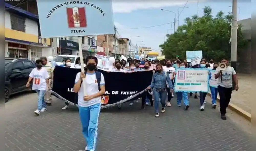 Alumnas protestan para exigir culminación de trabajos en colegio. Foto: Facebook
