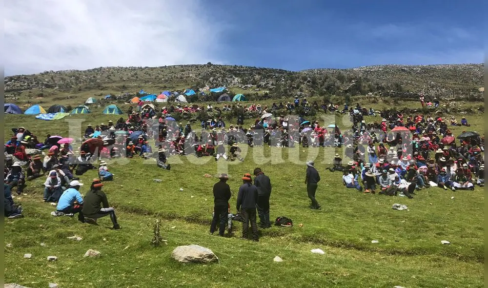 Comuneros pernoctan en carpas en los predios de la minera. Foto: cortesía/La República
