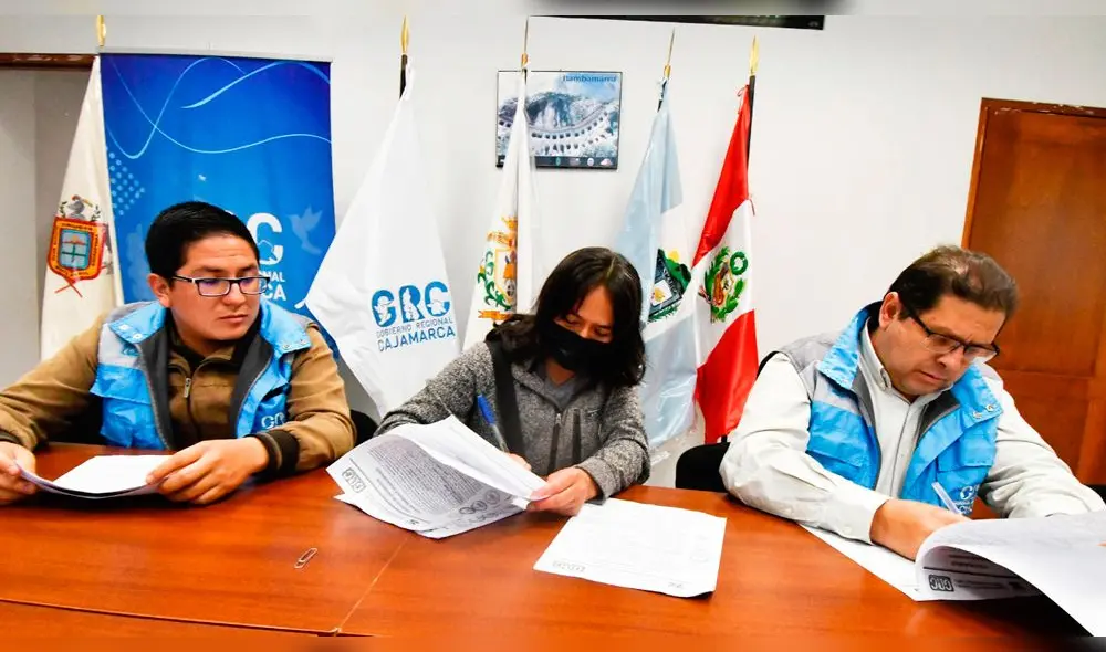 Firma de contrato para realizar expediente técnico de obra de agua para caseríos de Chota y Hualgayoc. Foto: Gerencia Sub Regional Chota