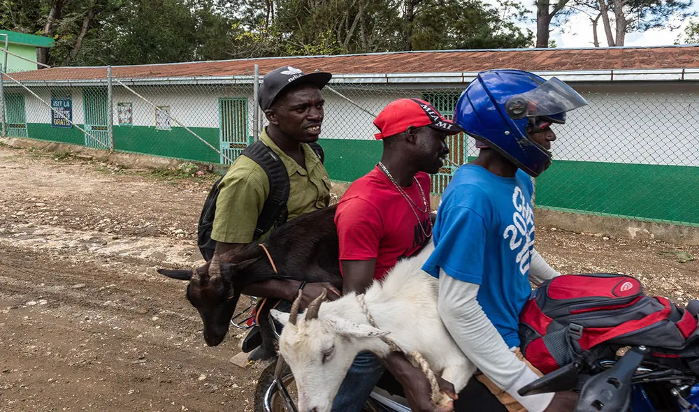 Personas pasan junto al único centro médico, ubicado a bastante distancia de donde se registran decenas de casos de sarcoptosis  en Kenskoff, al sur de Puerto Príncipe (Haití). Foto: EFE