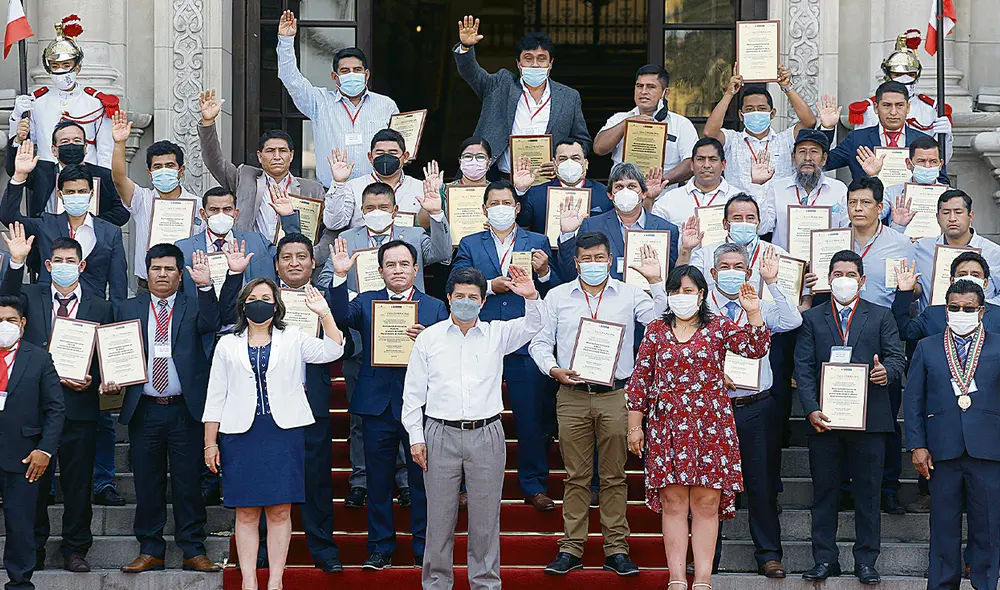 Distinción. Presidente reconoció a más de 500 alcaldes por su gestión orientada a mejorar la calidad de vida de su población. Foto: Félix Contreras/ La República Distinción. Presidente reconoció a más de 500 alcaldes por su gestión orientada a mejorar la calidad de vida de su población. Foto: Félix Contreras/ La República