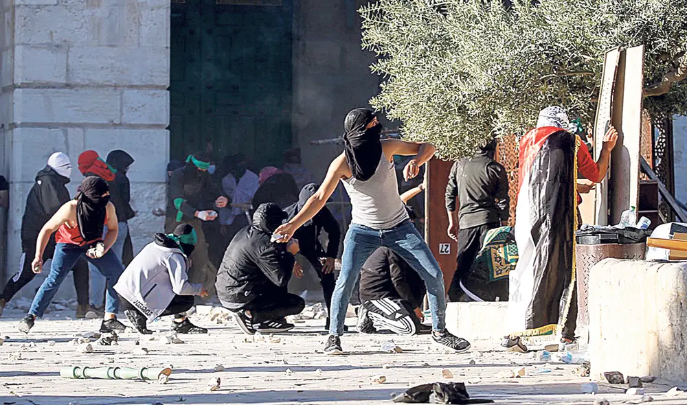 Tierra santa. Jóvenes musulmanes lanzan piedras a los soldados israelíes en Jerusalén. Foto: EFE Tierra santa. Jóvenes musulmanes lanzan piedras a los soldados israelíes en Jerusalén. Foto: EFE