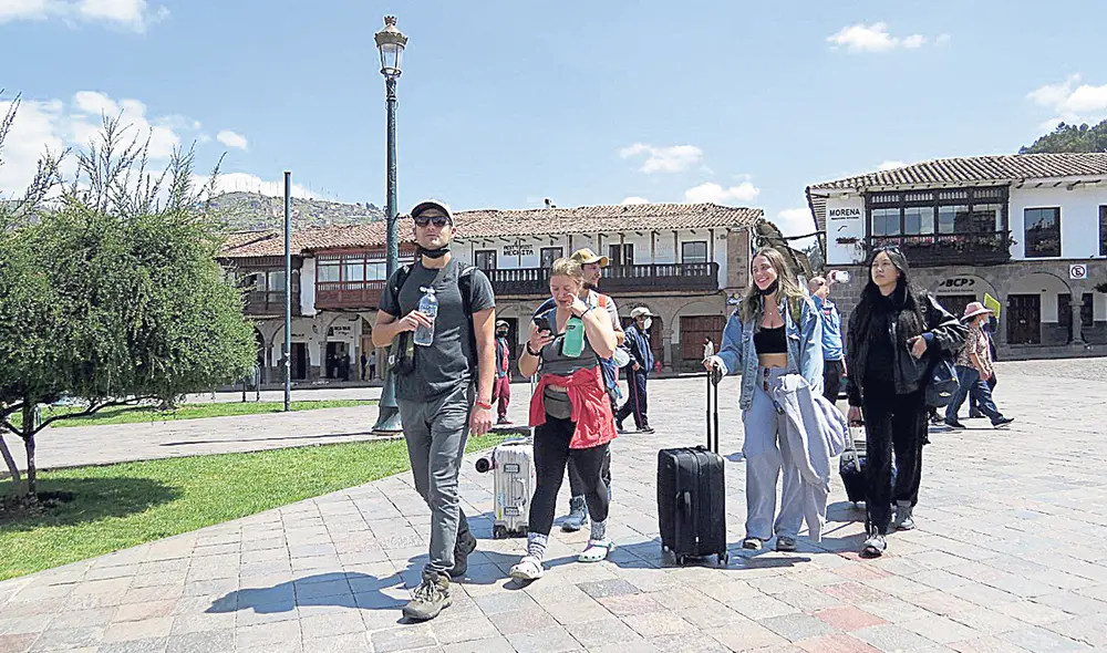 Perjudicados. Miles de turistas quedaron varados y no pudieron salir de la Ciudad Imperial. Foto: La República Perjudicados. Miles de turistas quedaron varados y no pudieron salir de la Ciudad Imperial. Foto: La República