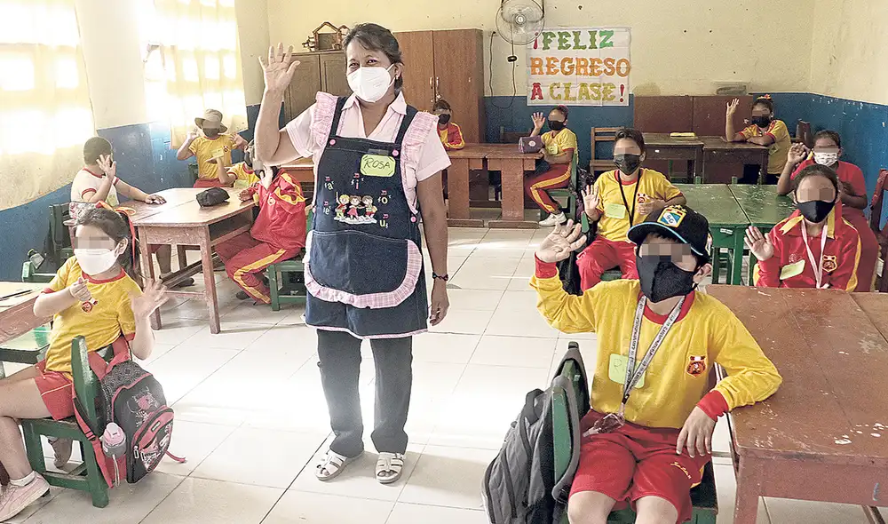 Con distancia. Los colegios continúan aplicando aforos reducidos y un sistema mixto de clases, a diferencia de los restaurantes, estadios y otros espacios de gran afluencia de público. Foto: difusión