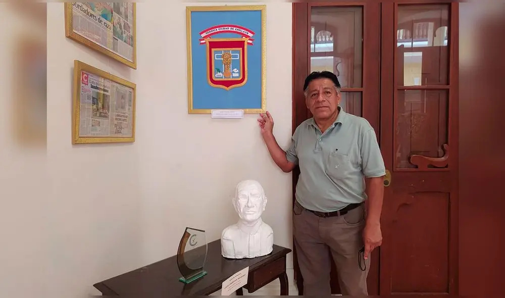 Artista Lucio Chancafe posa con su obra. Foto: Rosa Quincho/URPI-LR