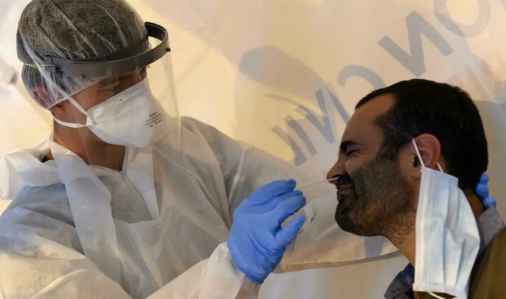 "Las personas que han padecido COVID-19 no pueden dar por sentado que están protegidas contra la reinfección, aunque se hayan vacunado completamente", señaló la autora del estudio. Foto: AFP