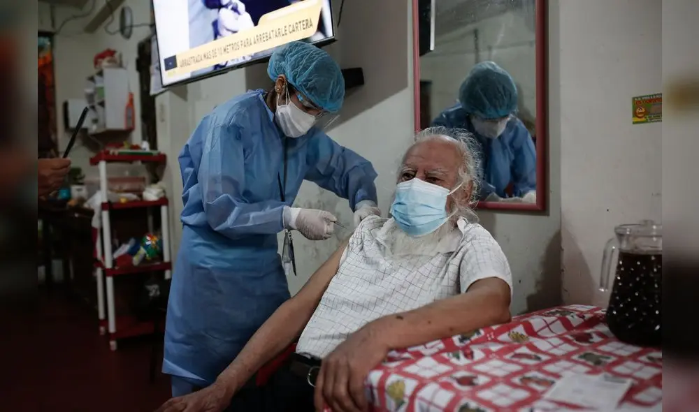 Vacunación adultos mayores. Foto: La República