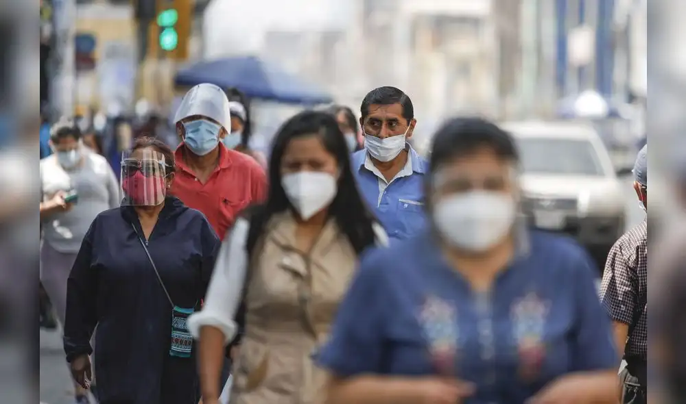 En las regiones que cuenten con el 80% de ciudadanos mayores de 60 años inoculados con tres dosis será opcional el uso de mascarilla en espacios abiertos, según el Minsa. Foto: Andina