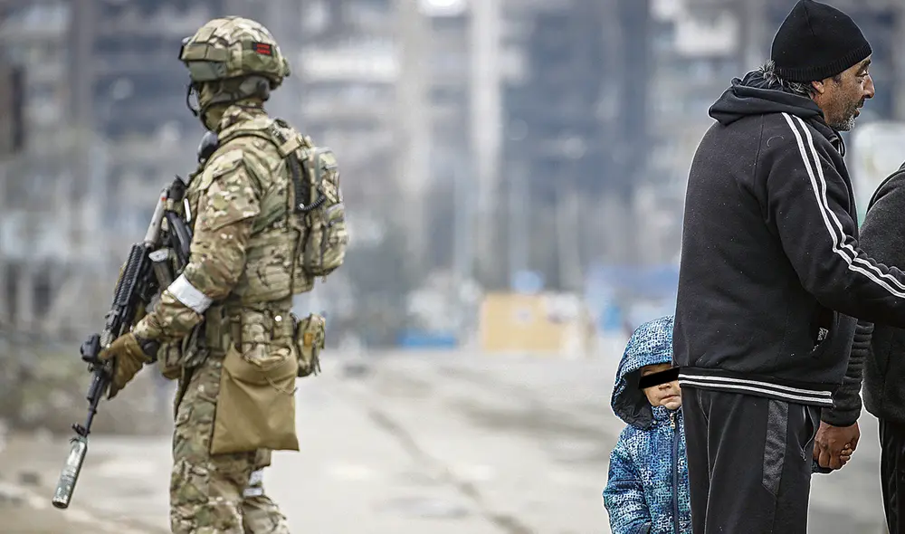 El asedio de Mariúpol. Un niño se asoma en medio de la presencia de un comando ruso en una zona céntrica del puerto. Foto: EFE