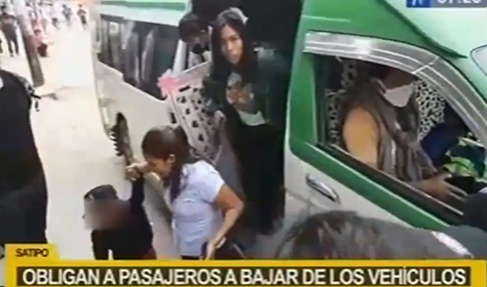 Pasajeros descendieron del bus ante el pedido de manifestantes. Foto: captura de Canal N Pasajeros descendieron del bus ante el pedido de manifestantes. Foto: captura de Canal N