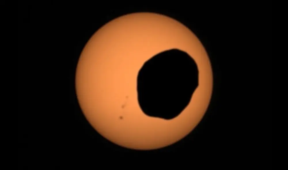 El fenómeno ocurrió cuando la luna más grande de Marte, Fobos, transitó por delante del Sol y oscureció parte de la superficie marciana. Foto: NASA / JPL-Caltech / ASU / MSSS / SSI