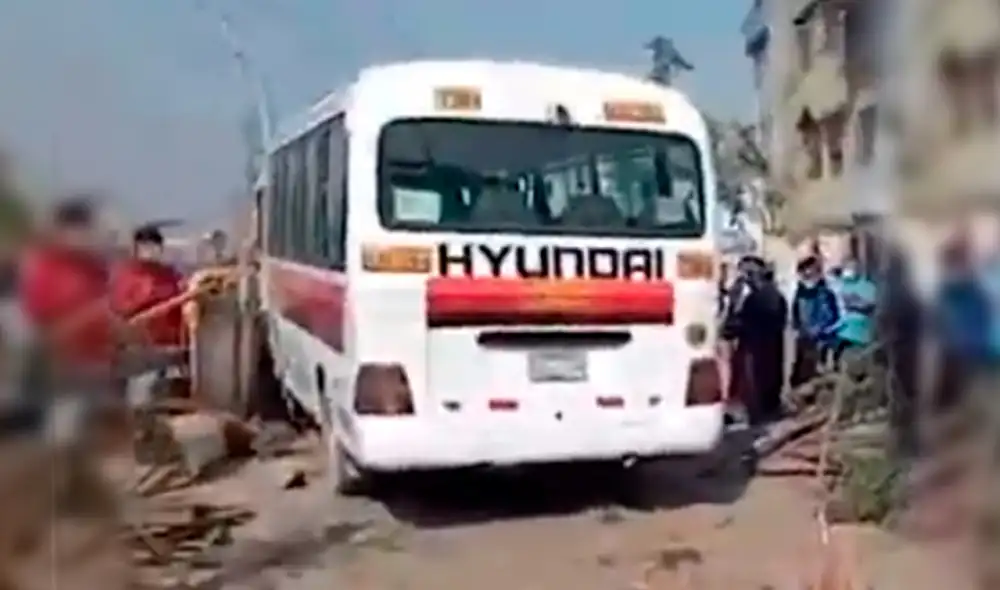 Auto de transporte público quedó inoperativo tras choque. Foto: captura Panamericana Noticias