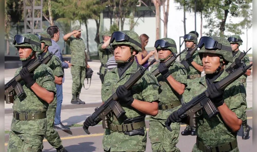 Entre las funciones del Ejército de México está el ayudar a los civiles en medio de la crisis sanitaria generada por la COVID-19. Foto: AFP