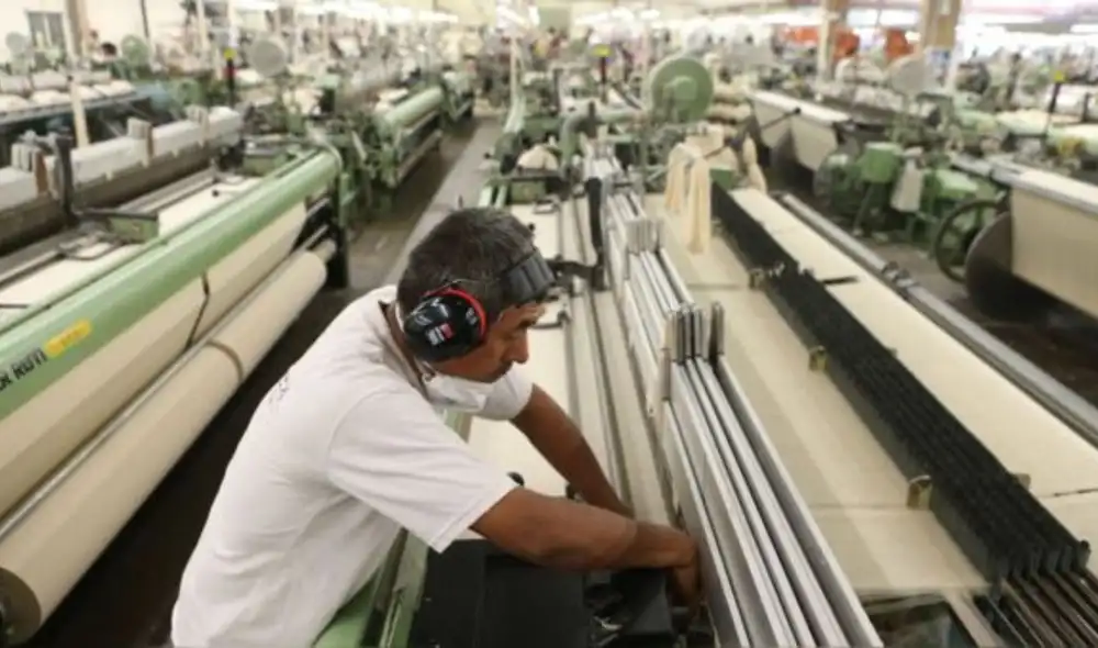 Desde el 1 de abril la normativa indica que la tercera dosis de la vacuna contra la COVID-19 será obligatoria para ingresar a espacios públicos y privados. Foto: BCRP Desde el 1 de abril la normativa indica que la tercera dosis de la vacuna contra la COVID-19 será obligatoria para ingresar a espacios públicos y privados. Foto: BCRP