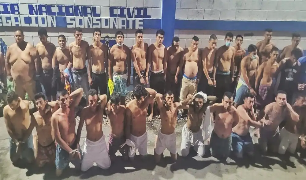 Darwin Martínez (primero a la derecha en la fila de abajo) junto a un grupo de detenidos el 31 de marzo en El Salvador, donde Nayib Bukele lanzó una "guerra" contra las pandillas. Foto: PNC