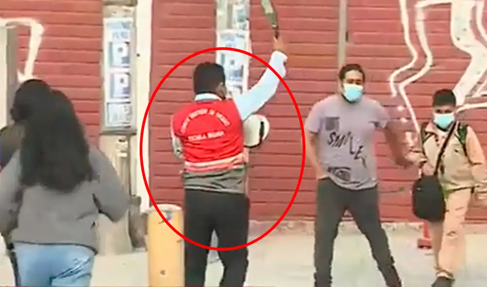 Profesores usan chaleco, un cartel y megáfonos. Foto: captura América Noticias