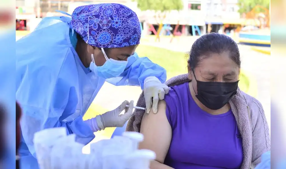 Falta que el 32% de la población mayor de 60 años complete su esquema de vacunación. Foto: Diresa Tacna Falta que el 32% de la población mayor de 60 años complete su esquema de vacunación. Foto: Diresa Tacna