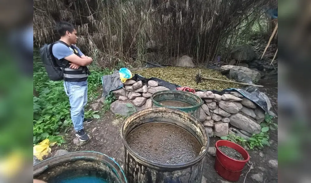 Junto a la poza habían insumos para preparar droga. Foto: PNP