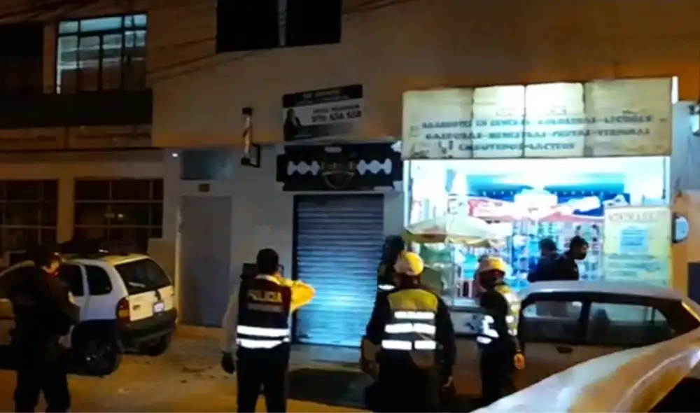 La víctima se encontraba por abandonar una bodega en Los Olivos cuando fue atacado por sicarios. Foto: América TV La víctima se encontraba por abandonar una bodega en Los Olivos cuando fue atacado por sicarios. Foto: América TV