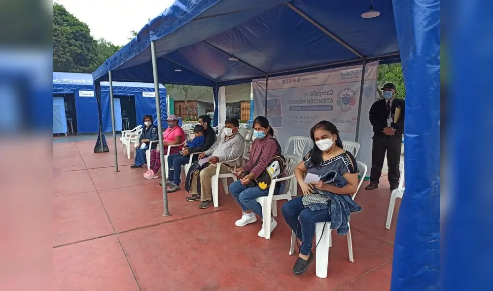 Pacientes esperan ser atendidos en el Hospital Perú. Foto: Y. Goicochea/La República