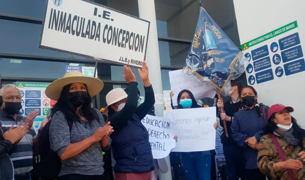 Padres de familia y docentes protestaron en los exteriores de comuna. Foto: Alexis Choque/ URPI