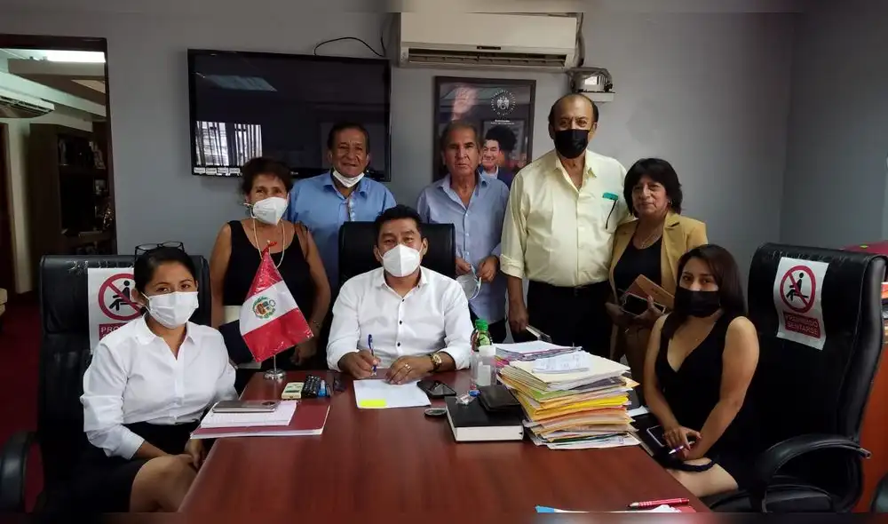 Alcalde Edder Cuéllar, de Ate, con dirigentes de la Villa del Periodista. Foto: difusión Alcalde Edder Cuéllar, de Ate, con dirigentes de la Villa del Periodista. Foto: difusión