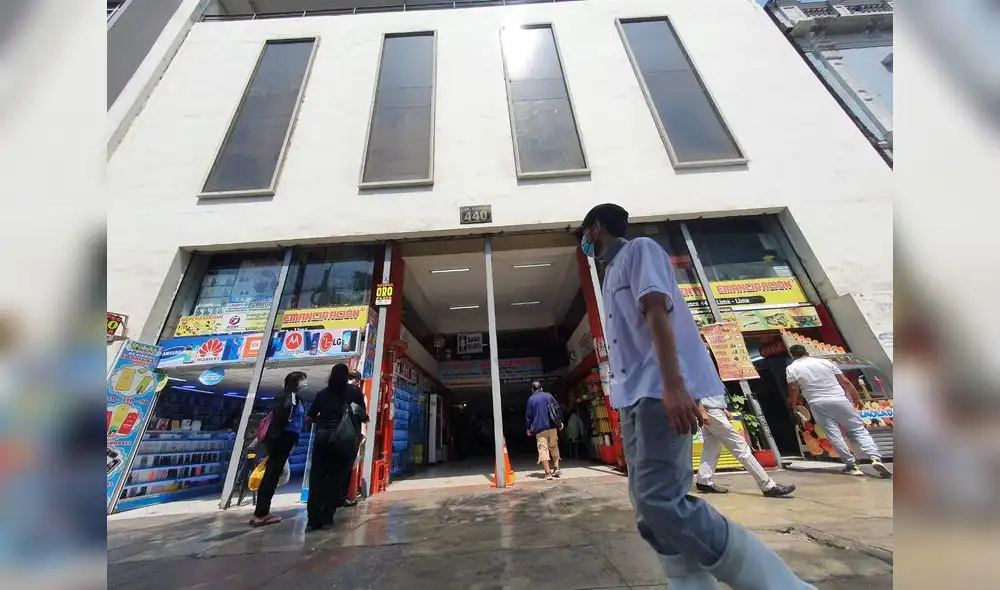 Los delincuentes ingresaron y robaron la mercadería de 7 locales. Foto: Jessica Merino / URPI-LR