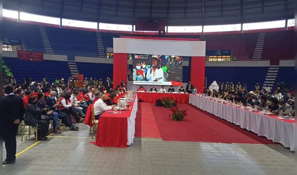 El presidente Pedro Castillo y otras autoridades participaron en cita. Foto: Alexander Flores/URPI El presidente Pedro Castillo y otras autoridades participaron en cita. Foto: Alexander Flores/URPI
